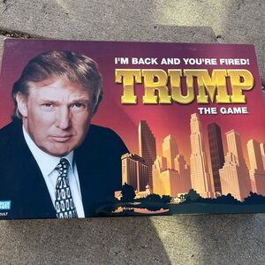 Hasbro Trump The Game - Gold and Burgundy Edition